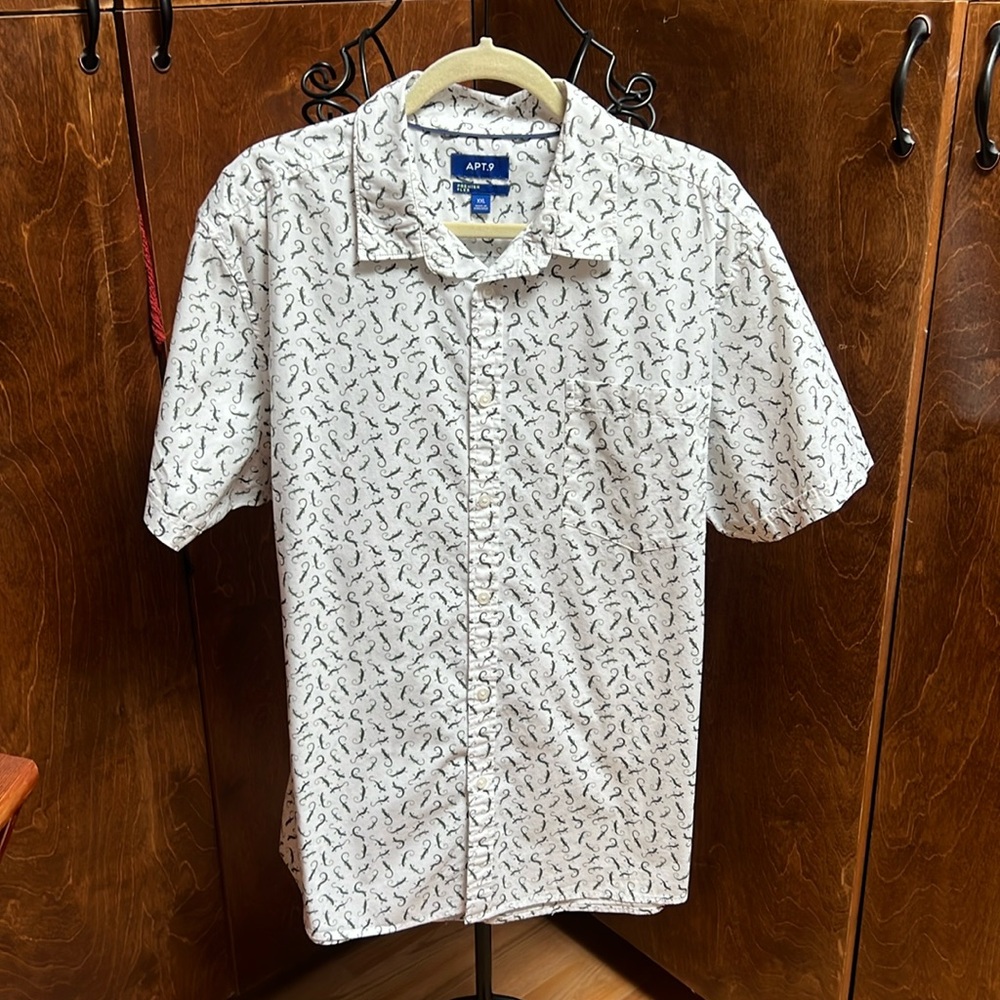 APT. 9 White button down men’s 2XL shirt with lizard print 100% cotton